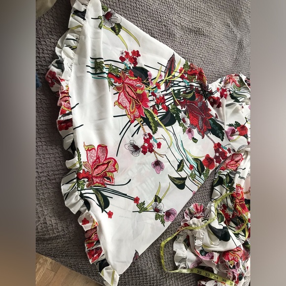 Boohoo beautiful floral dress. Perfect for most any occasion. EUC - Picture 4 of 13